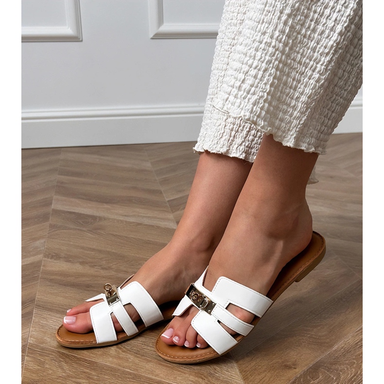 Valkoiset flip flops vyöllä ja kultaisella koristeella valkoinen 1