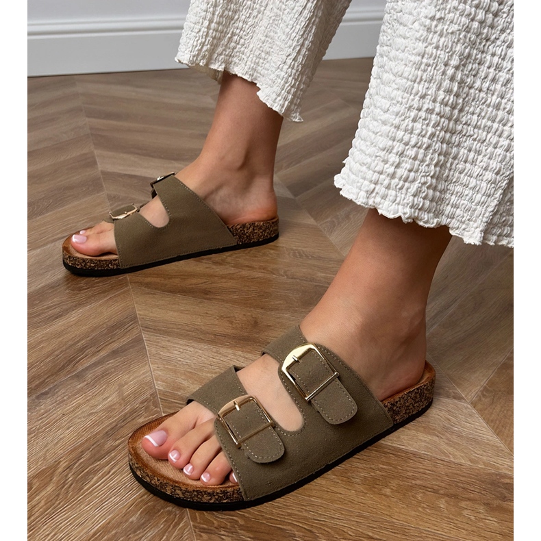 Vihreä flip flops kiinnittimellä korkkipohjassa 1