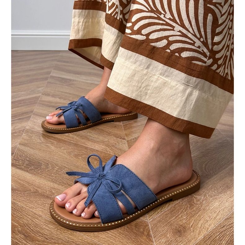 Blue Flip Flops, jossa on keula ja koriste reunoilla sininen 1