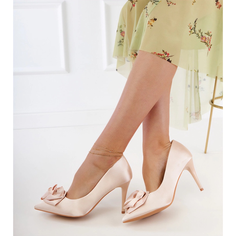 Beige satiinipumput kukkalla 1