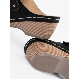 Mustat kiilatossut 1