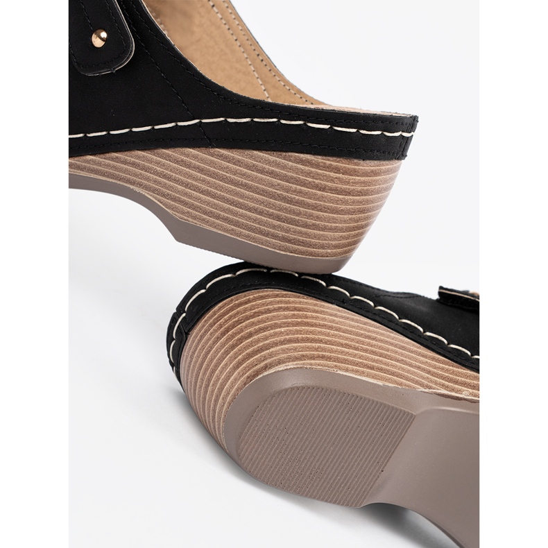 Mustat kiilatossut 1