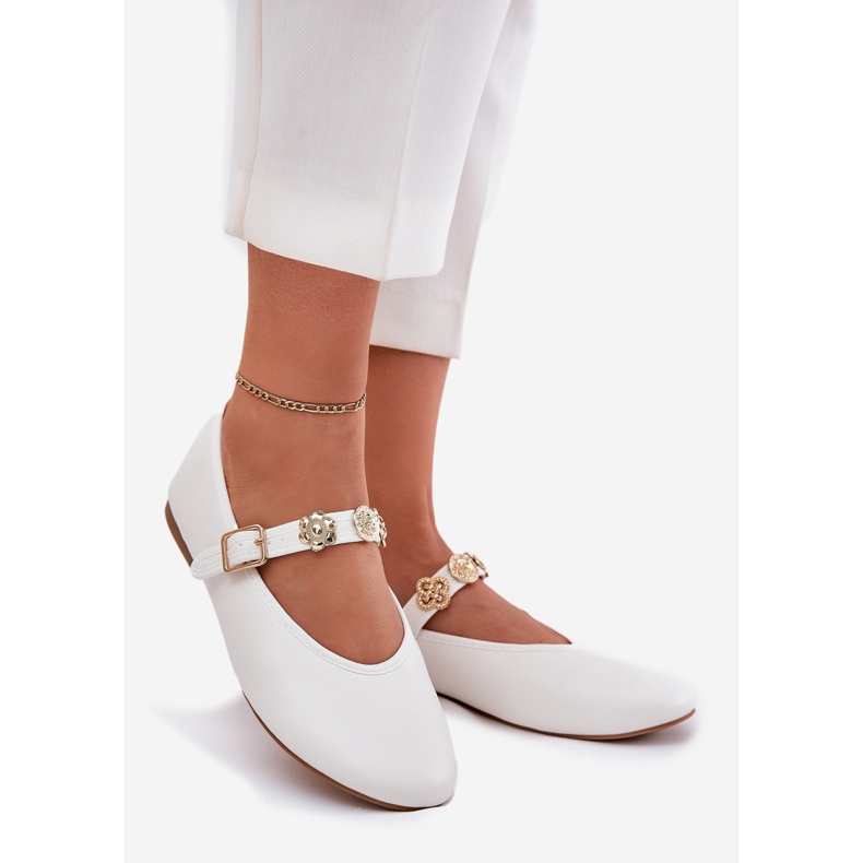 Naisten balleriinit vyöllä ja kultaisilla nastailla valkoinen 1
