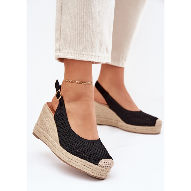 Naisten sandaalit kiilalla mustalla punoksella 2