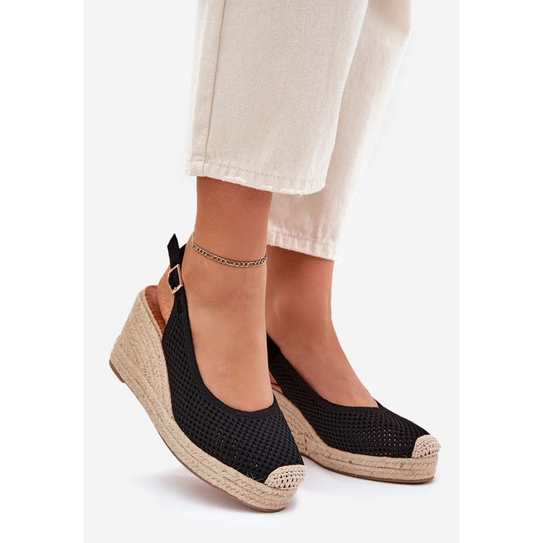 Naisten sandaalit kiilalla mustalla punoksella 1