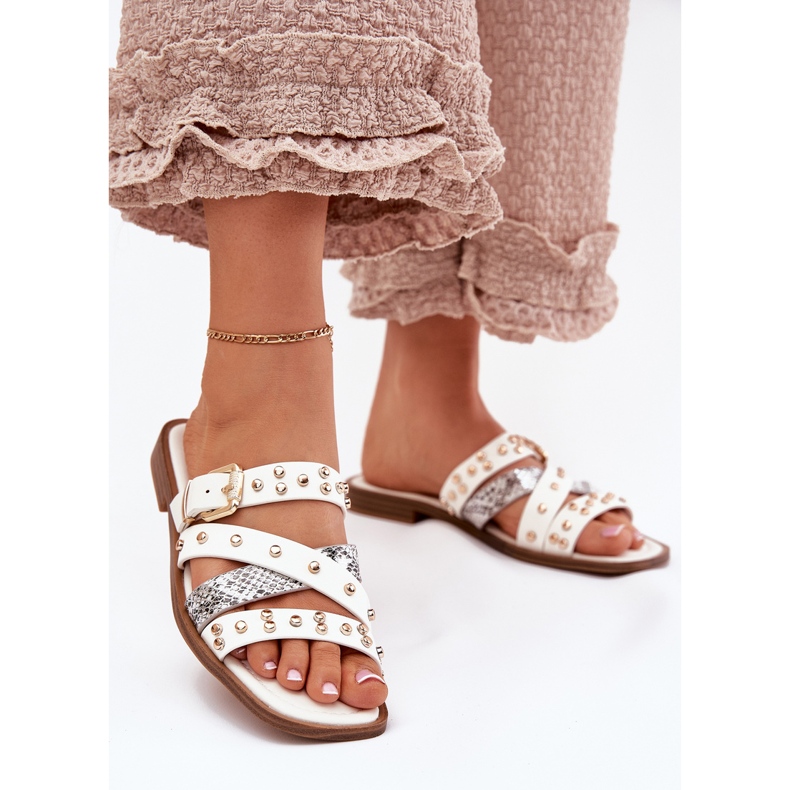 Sisustetut naisten litteät naisten flopsit raidoilla ja valkoisella kiinnittimellä valkoinen 2