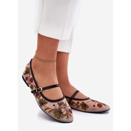 Balleriinit kirjonta- ja vyön mustalla 1 Balleriinit kirjonta- ja vyön mustalla 1