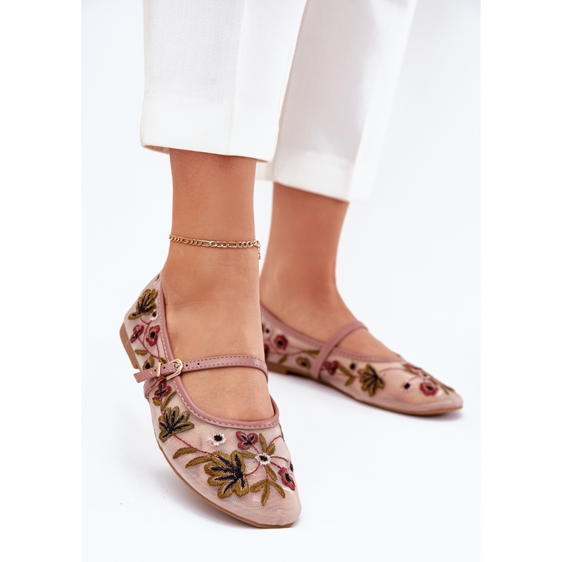 Balleriinit kirjontalla ja vaaleanpunaisella vyöllä vaaleanpunainen 2