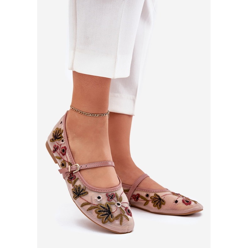 Balleriinit kirjontalla ja vaaleanpunaisella vyöllä vaaleanpunainen 1