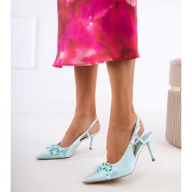 Vihreät pumput nastalla jousilla 1