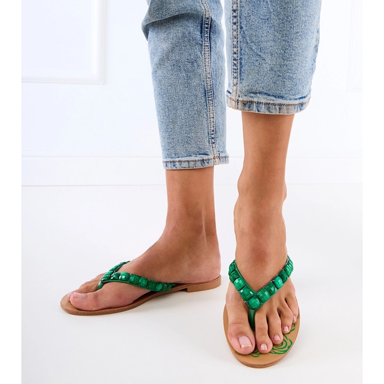 Vihreät flip flops, joka on koristeltu kivillä 1