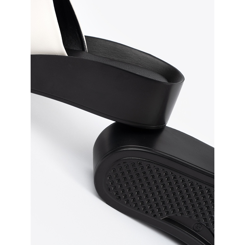 Goodin Mustavalkoinen flip flops matalalla kiilalla 1