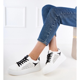 Valkoiset lenkkarit, joissa on mustat lisäosat laiturilla valkoinen 2