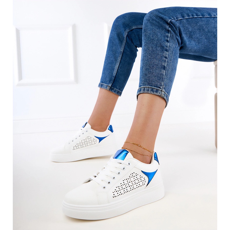 Valkoiset lenkkarit, joissa on siniset lisäosat laiturilla valkoinen 2