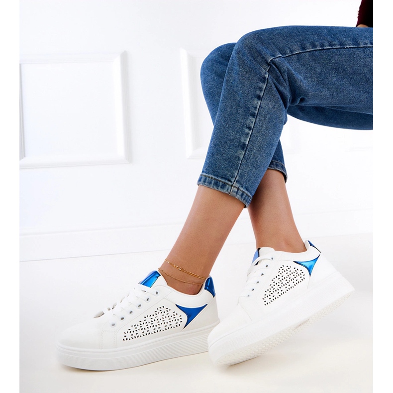 Valkoiset lenkkarit, joissa on siniset lisäosat laiturilla valkoinen 1