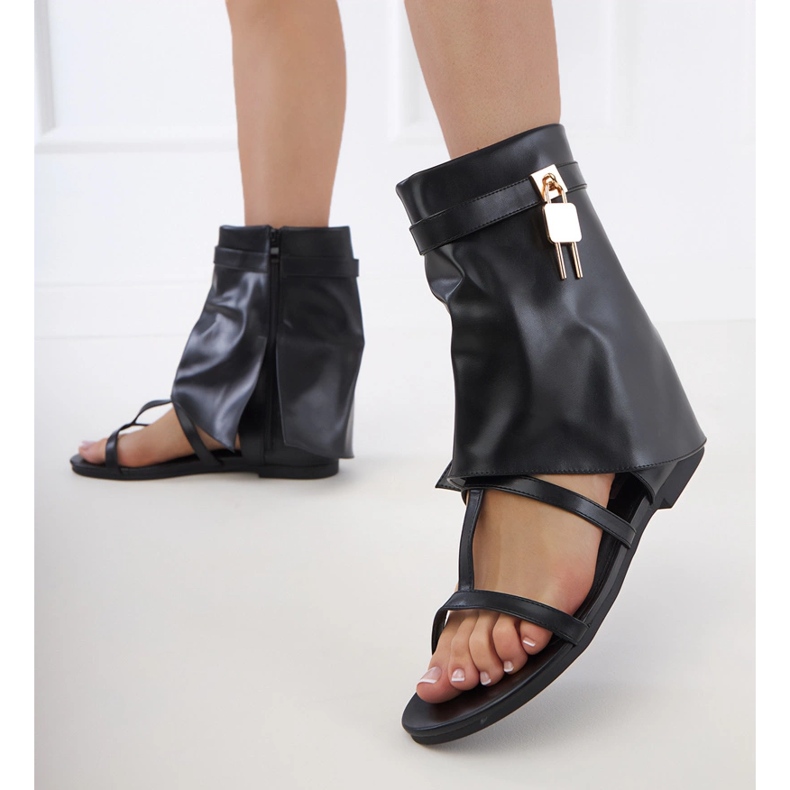 Mustat litteät sandaalit, joissa on ylempi 2