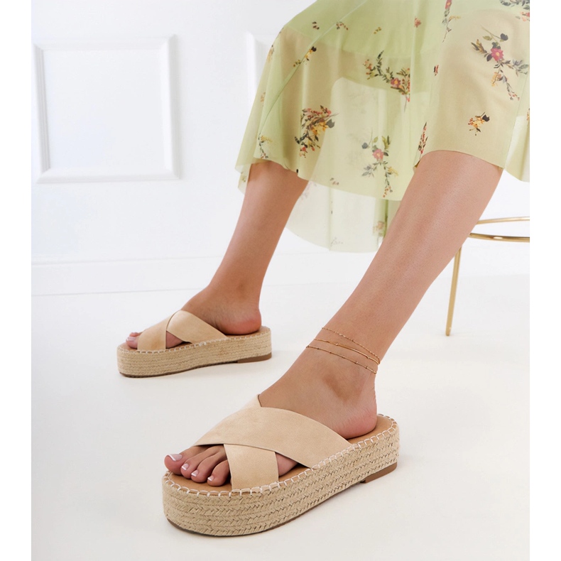 Beige espadrilles raidoilla laiturilla 1