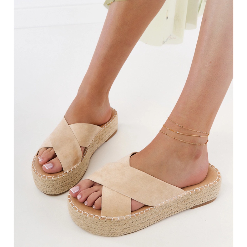 Beige espadrilles raidoilla laiturilla 2