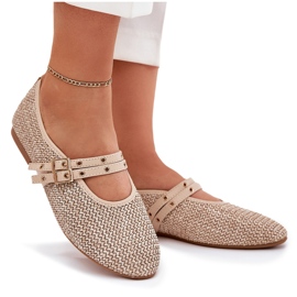 Balleriinit punoksilla ja beige -raidoilla 10