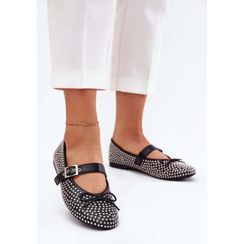 Sisustetut balleriinit keulalla ja mustalla vyöllä 2