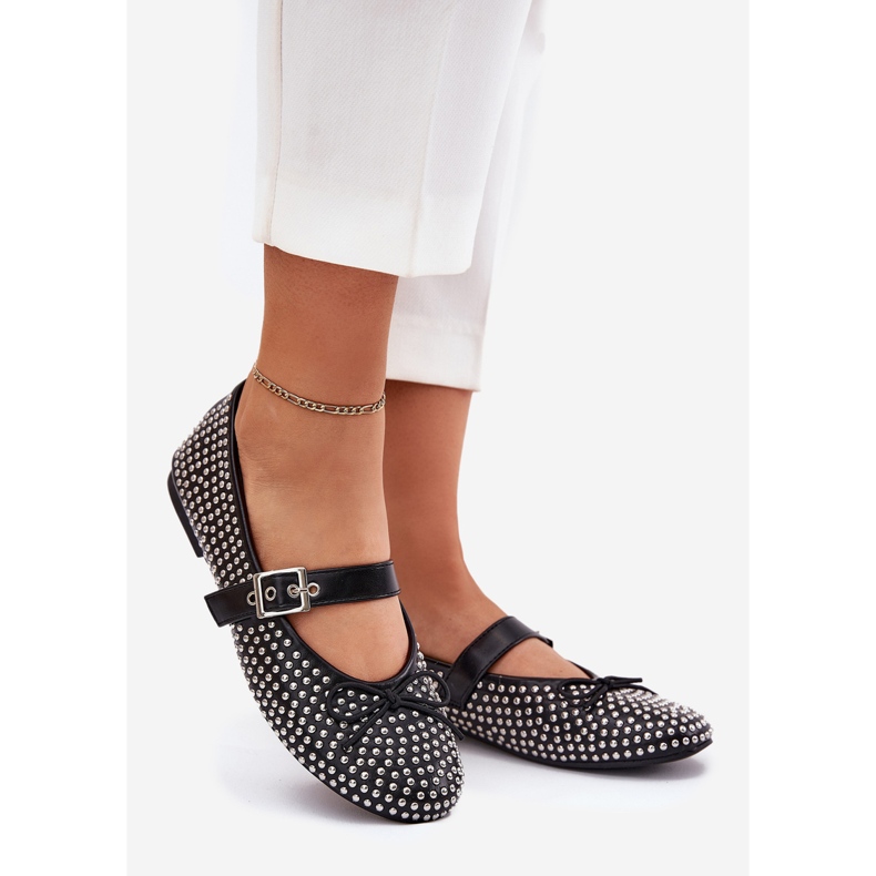 Sisustetut balleriinit keulalla ja mustalla vyöllä 1