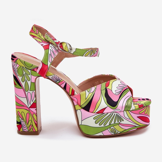 Kuvioidut sandaalit postilla ja vaaleanpunaisella vihreällä alustalla vaaleanpunainen 1