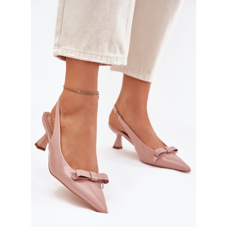 Lakatut sandaalit nastalla alaston keulalla beige 2