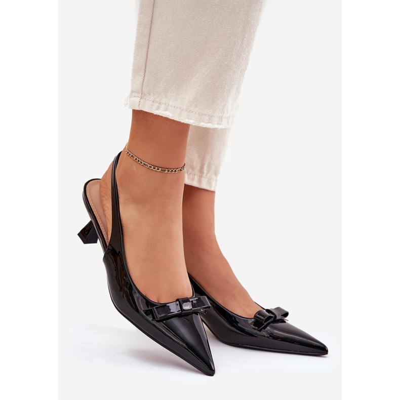 Maalattuja sandaalit korkopäällä mustalla jousella 1