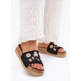 Naisten flip flops, kultaiset nastat lavalla mustana 2