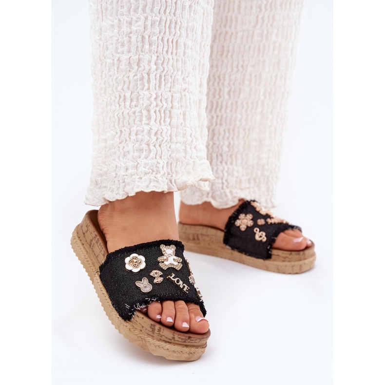 Naisten flip flops, kultaiset nastat lavalla mustana 2