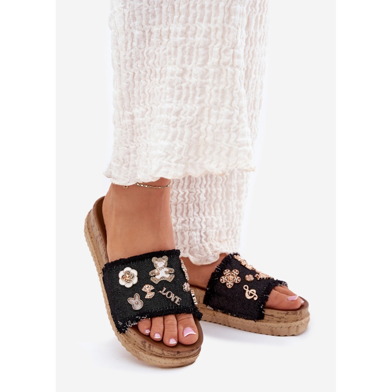 Naisten flip flops, kultaiset nastat lavalla mustana 1