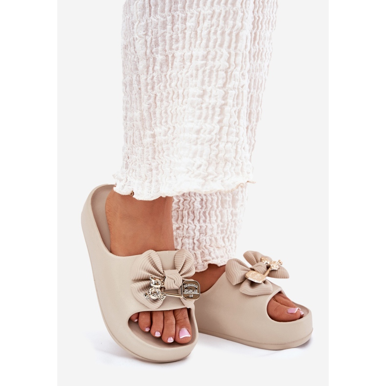 Naisten vaahtokykyt flopsissa keulalla ja tummalla beige -rintakorulla 1