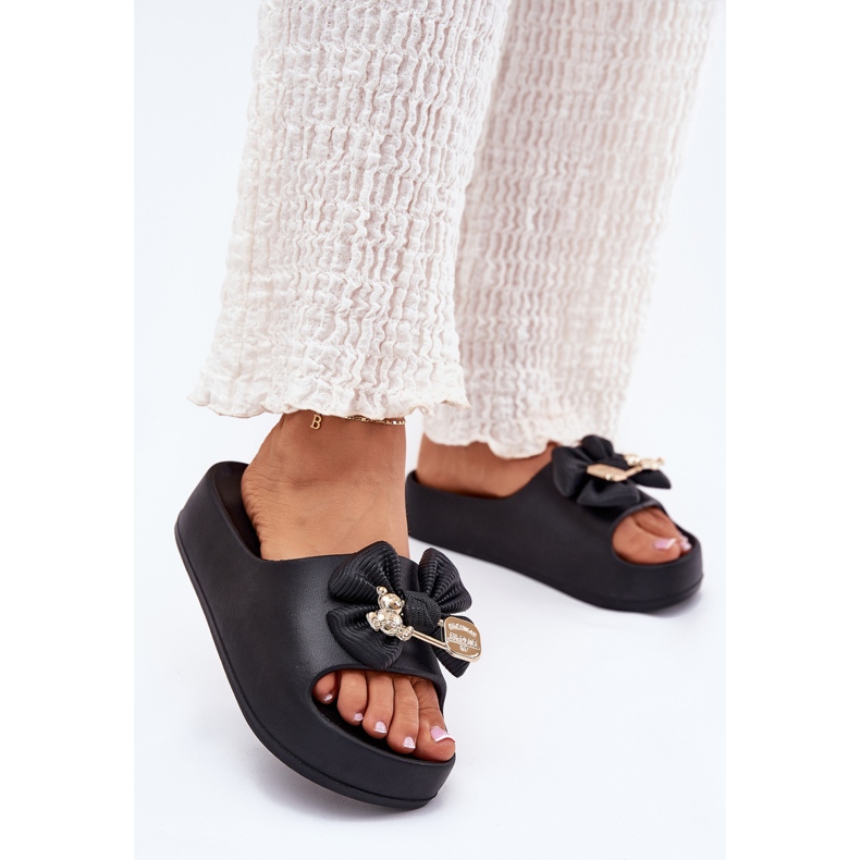 Naisten vaahtomuodot laiturilla keulalla ja mustalla rintakorulla 2