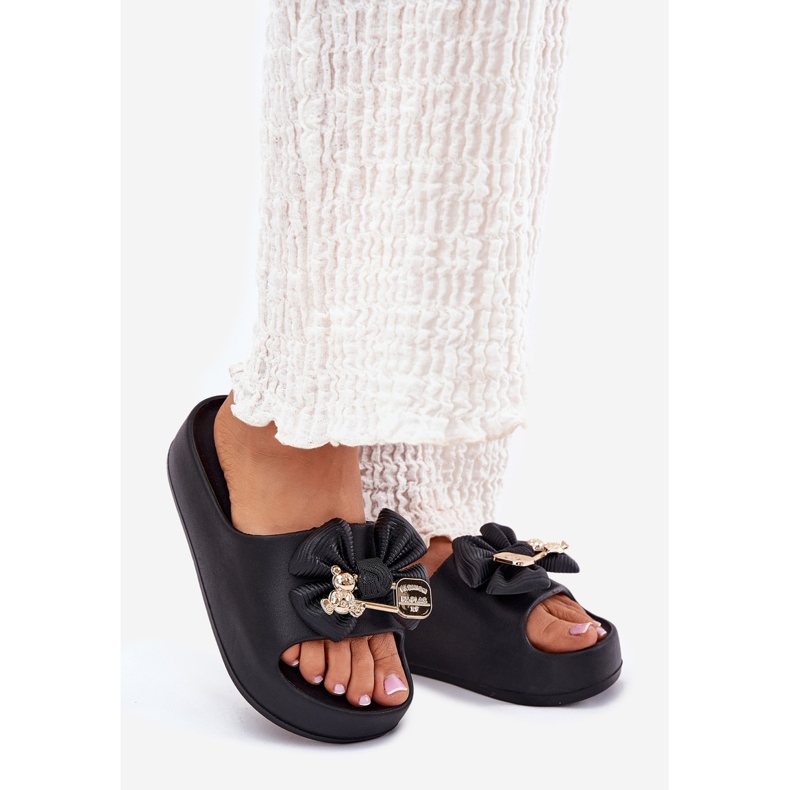 Naisten vaahtomuodot laiturilla keulalla ja mustalla rintakorulla 1