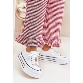 Naisten lenkkarit laiturilla kultaisilla nastalla valkoinen 2