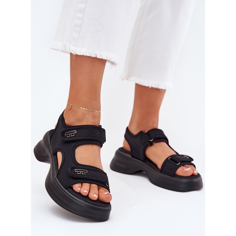 EVento Naisten sandaalit, joissa on kultaiset yksityiskohdat mustat 2