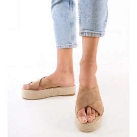 Ruskea espadrilles raidoilla laiturilla 1