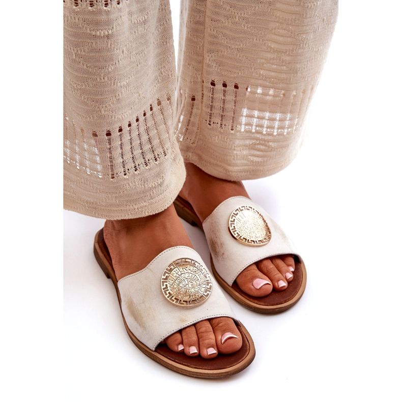 Zazoo 2938 nahkaiset varvastossut tasaisella kantapäällä kultaisella koristeella, harjattu valkoinen 3