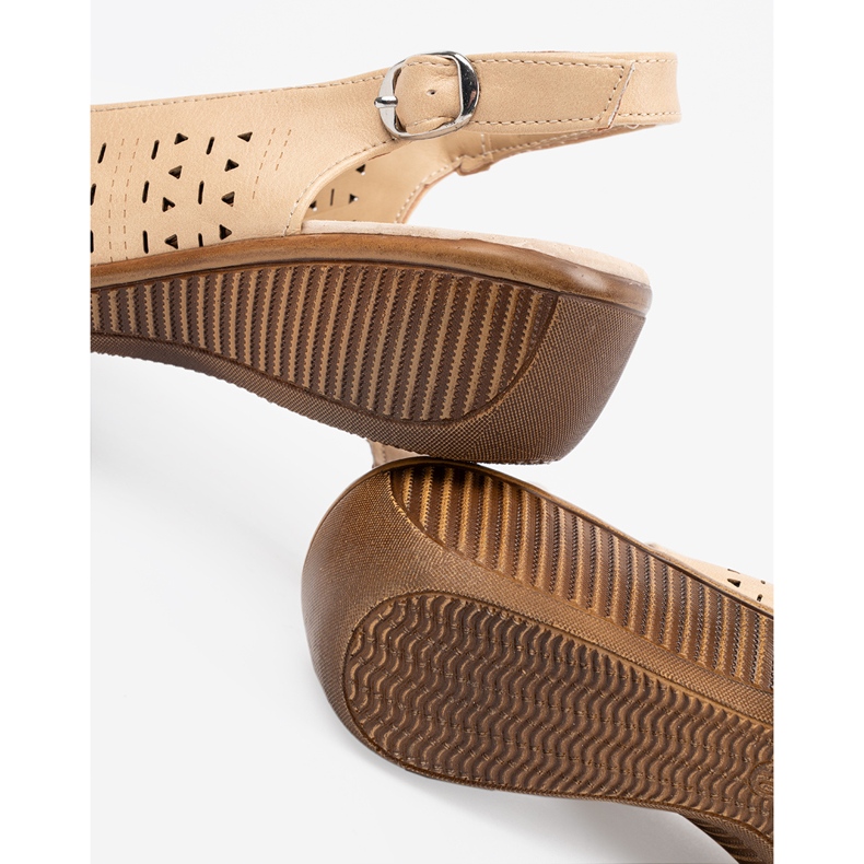 Shelvt Beiget harjakattoiset kiila sandaalit 1