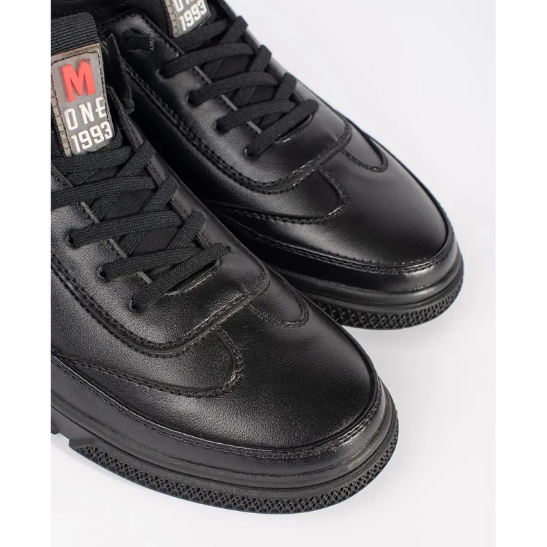 Mustat urheilukengät eristetty 2