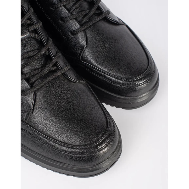 Musta eristetty miesten kengät 1