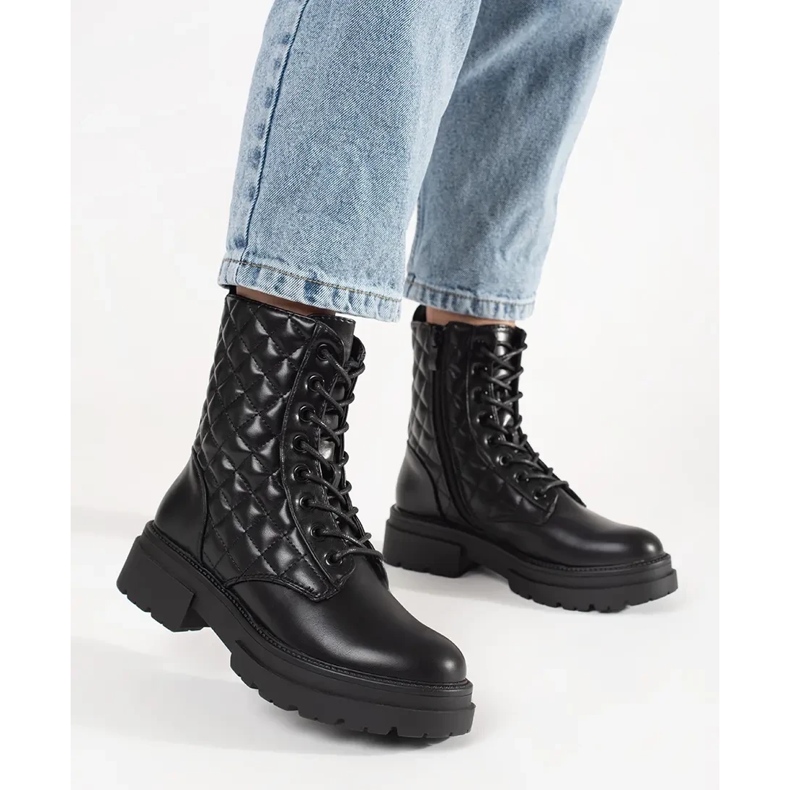 Mustat tikatut työntekijät laiturilla 2