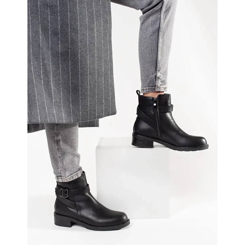 Nauhoilla sisustetut mustat matalat saappaat 1