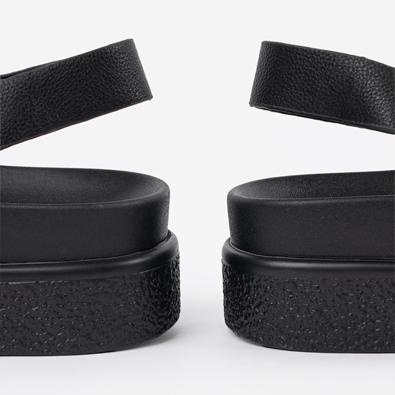 Goodin Musta tyylikkäät sandaalit laiturilla 1