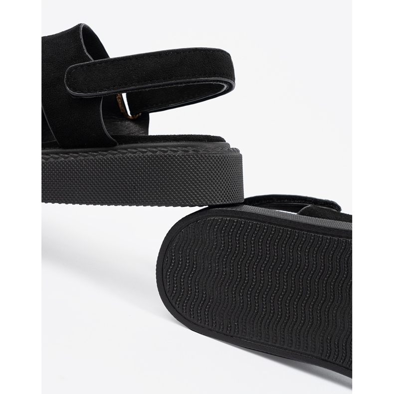 Seastar Mustat sandaalit lavalla katkaisuilla 2