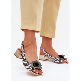 Naisten nahkaiset sandaalit korttelilla koristeellinen kukka Laura Messi 2973 valkoinen ja musta 2