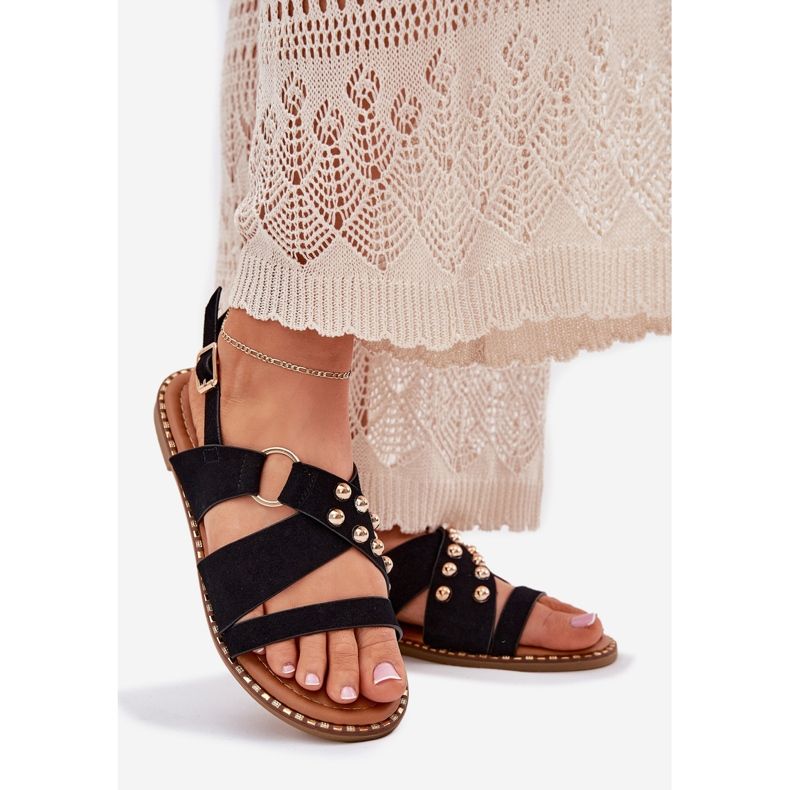 Litteät naisten sandaalit, joissa kultaiset nastat ovat mustat 1