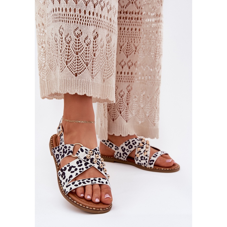 Litteäkorkoiset naisten sandaalit, joissa on kultavalkoiset nastat valkoinen 2