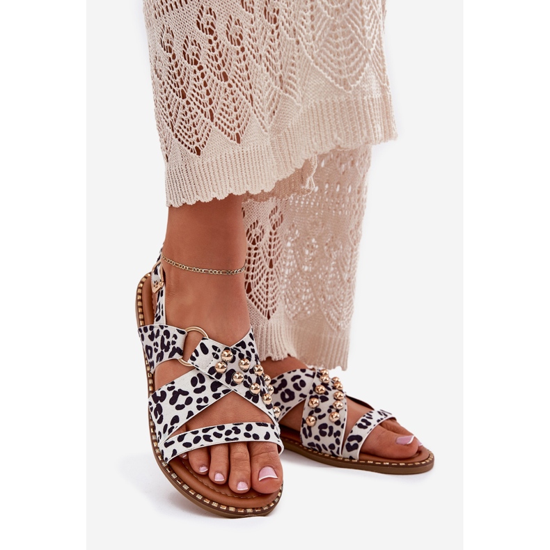 Litteäkorkoiset naisten sandaalit, joissa on kultavalkoiset nastat valkoinen 1