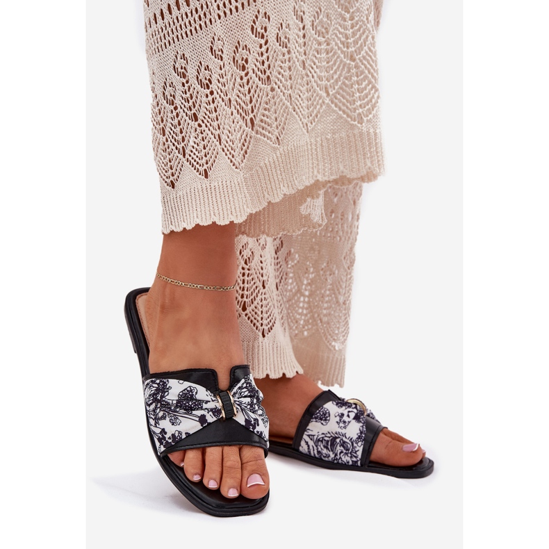 Litteät naisten läpimurtot mustalla jousella 1